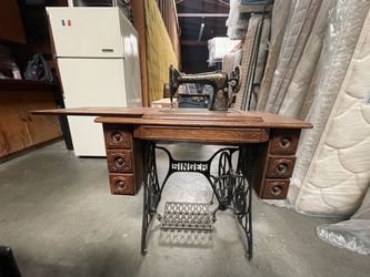Singer Sewing machine Antique 