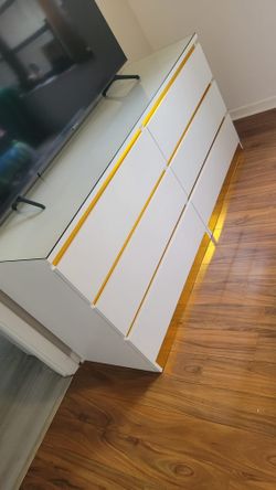 White drawer with glass toper