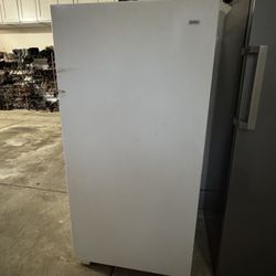 Upright freezer 