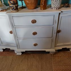 CUTE BUFFET OR TV STAND AT PICKY PINCHERS 801 TURNER ST CLEARWATER OPEN NOON TO 6 FREE DELIVERY