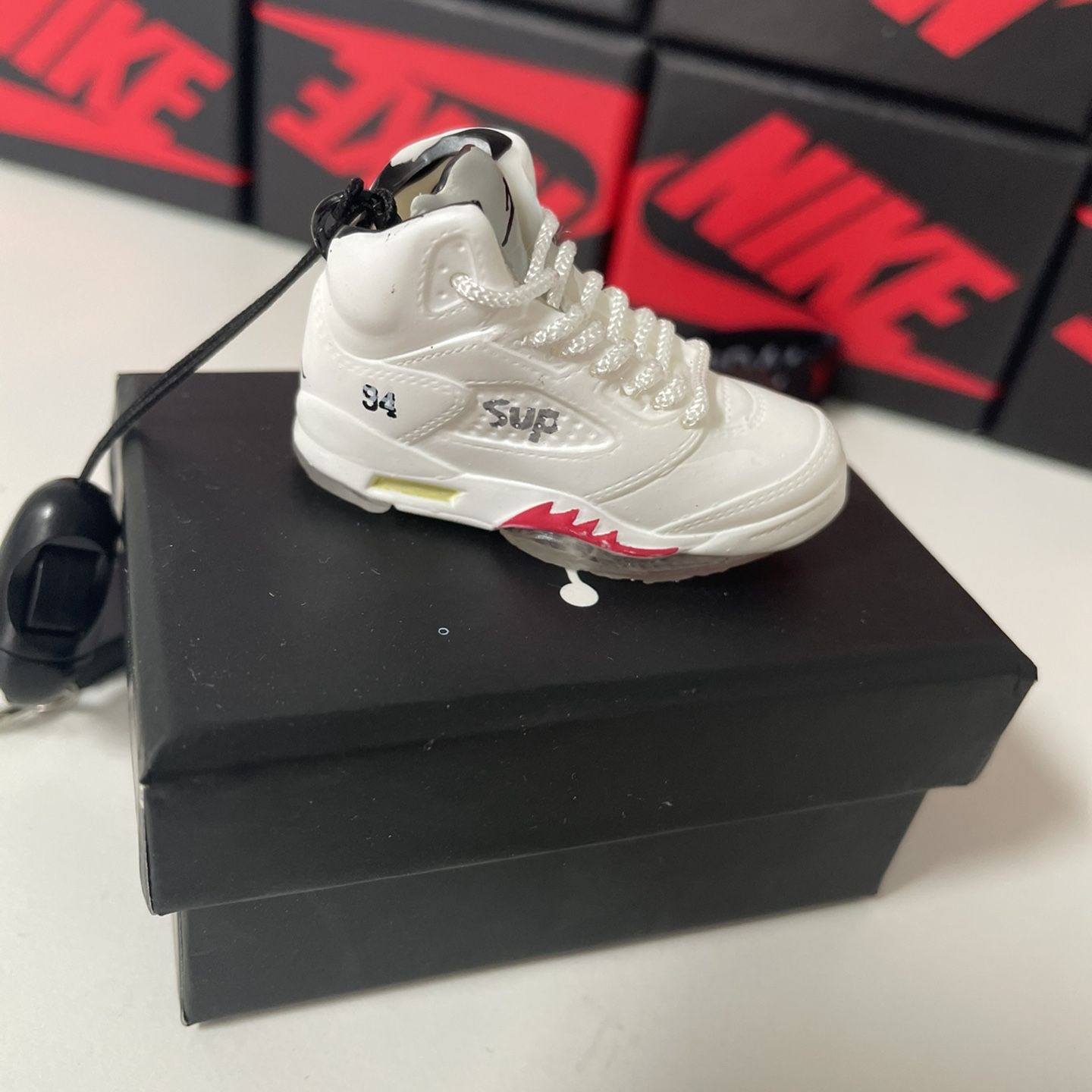 AJORDAN SHOES WITH SUPREME TAG KEYCHAIN / KEYRING / KEYHOLDER BAG