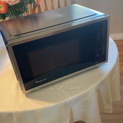 Magic Chef 0.9 cu ft Countertop Microwave Oven