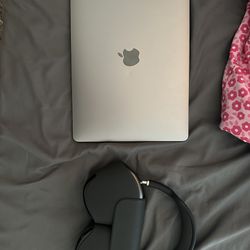 MacBook Pro M1 And AirPods Max 