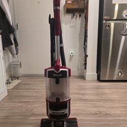 Navigator Lift-Away w/Self-Clean Brush Vacuum 