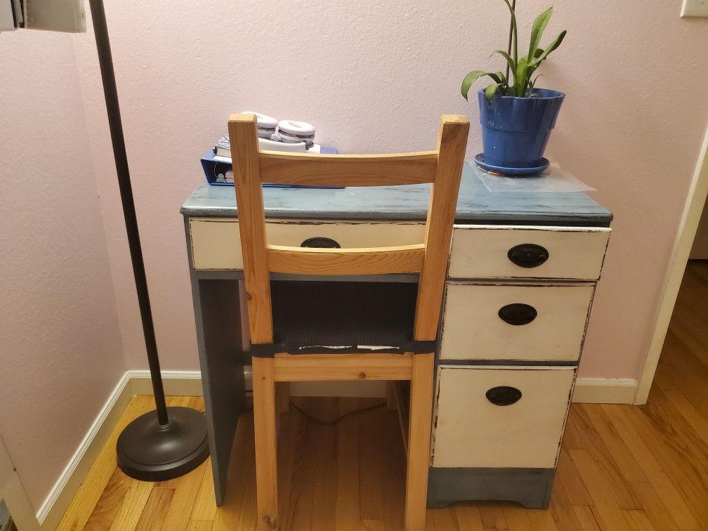 Cute Shabby Chic Desk With Chair