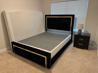 Queen bed set W/ Nightstand