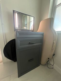 Makeup stand
