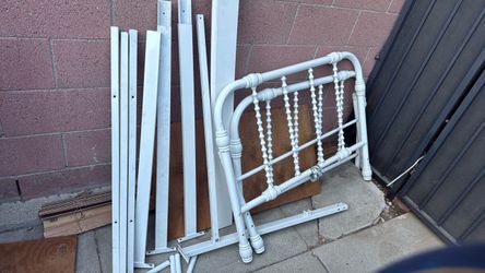Metal bed full FREE