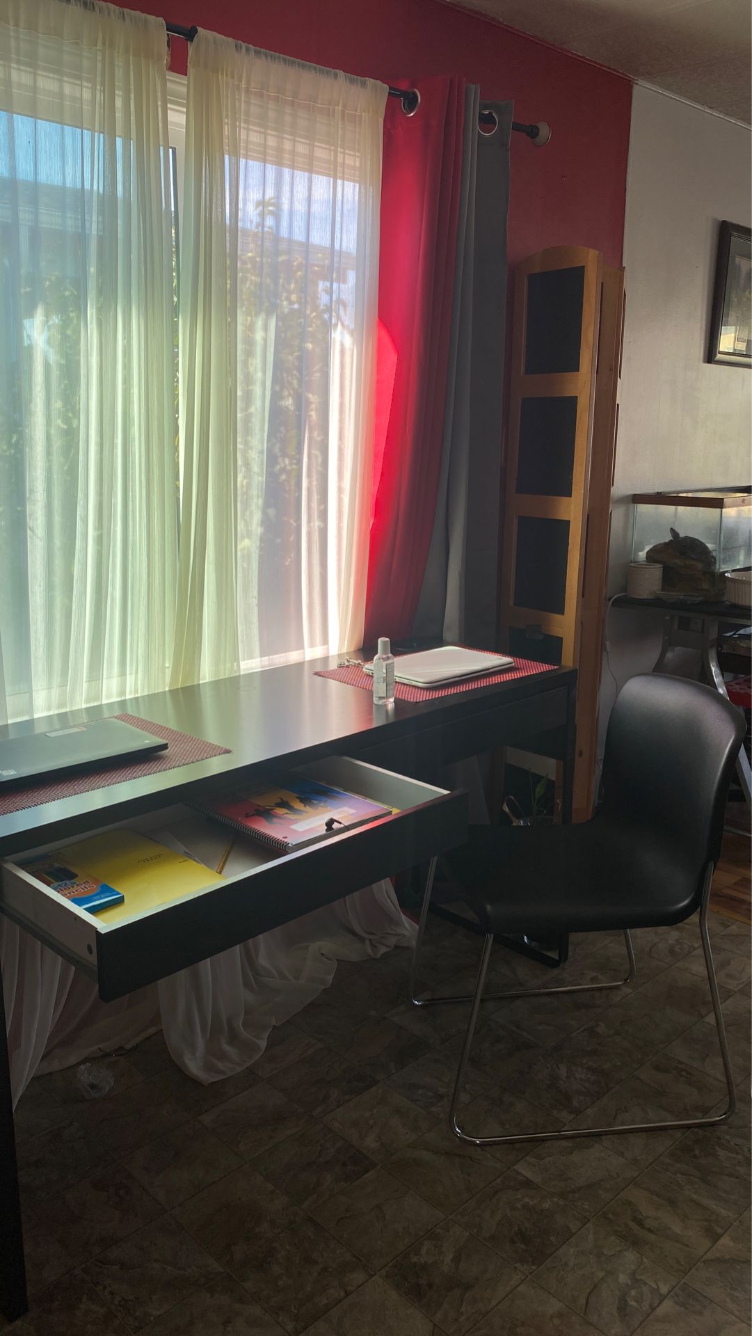 Desk and 2 chairs