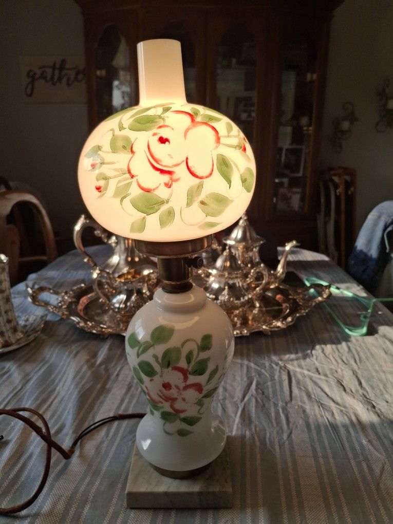 REALLY NEAT LOOKING ANTIQUE DECORATIVE GLASS TABLE LAMP WORKS GREAT