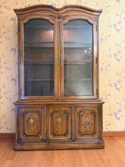 FREE DELIVERY - Thomasville China Cabinet