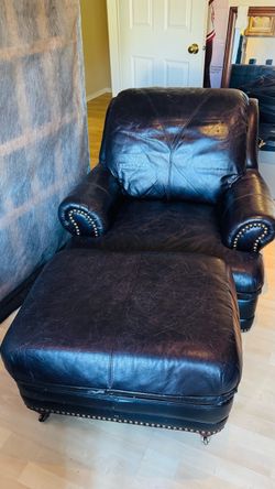 Free chair with rollable ottoman