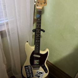 Vintage 1973 Fender MusicMaster Electric Guitar With Hard Case 