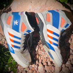 ADIDAS MAN'S ATHLETIC SHOES.
SIZE 12
NEW YORK KNICKS.
GOOD CONDITION.