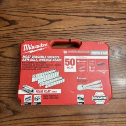 Milwaukee 1/4in. SAE/Metric ratchet and socket tool set (50-piece)