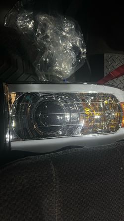 2002-2005 dodge ram 1500 headlight (read description)