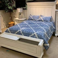 Kanwyn Whitewash Panel Storage Bedroom Set