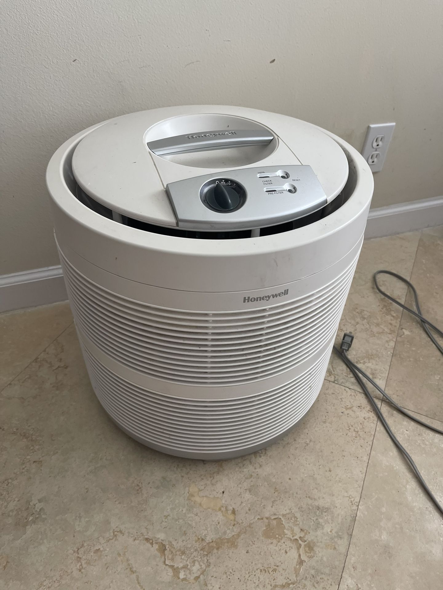 Honeywell Enviracaire Portable True HEPA Air Purifier 390 sq ft - White- LIKE NEW