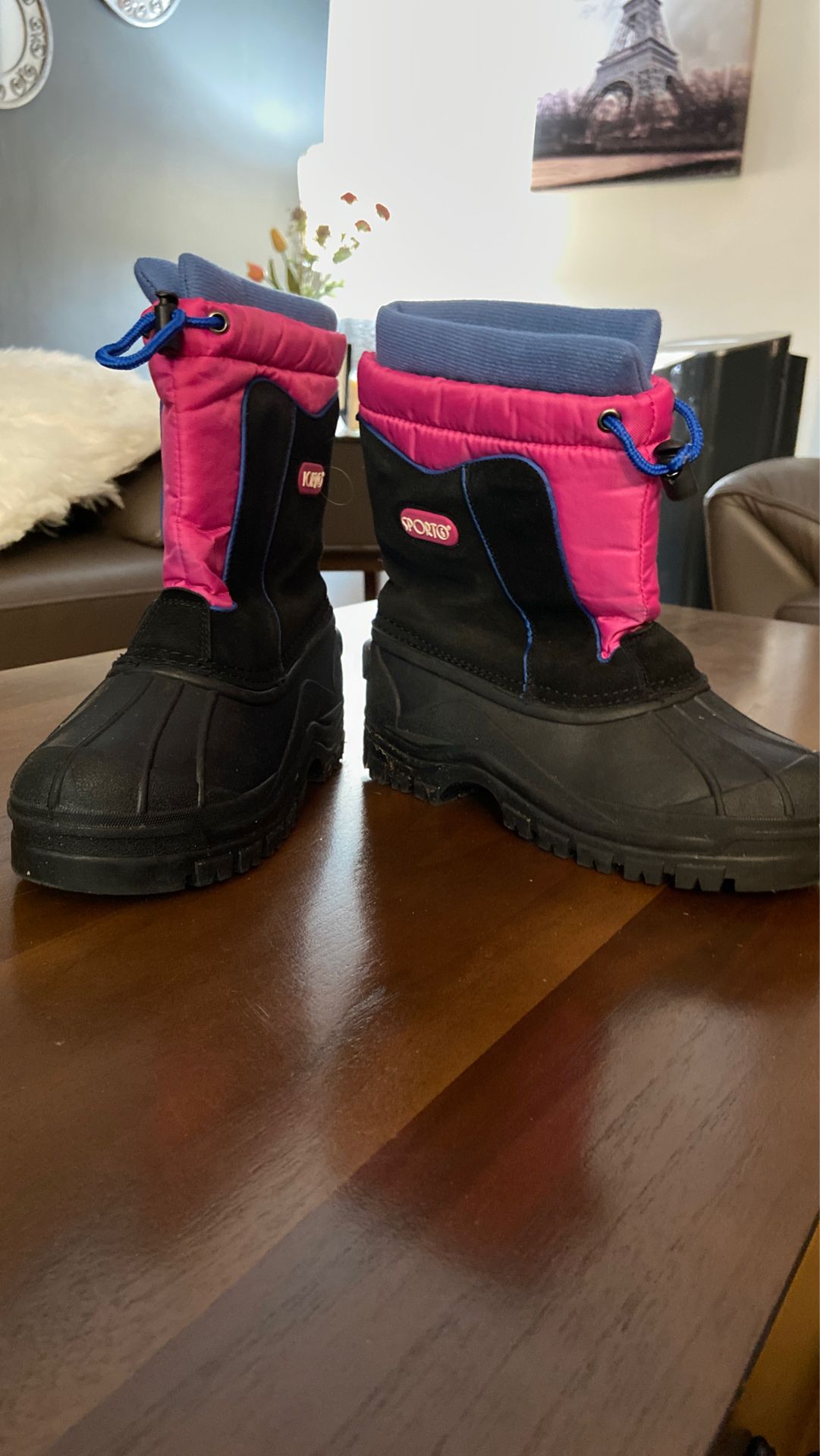 Girl snow boots Size 4