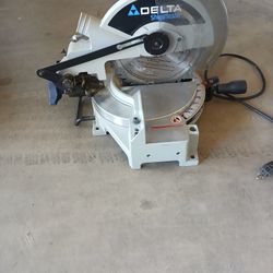Delta miter saw