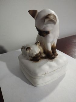 Vintage Mann Siamese Cats Music Box