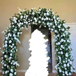 Charming Wedding Décor Featuring Beautiful Floral Arches top accept