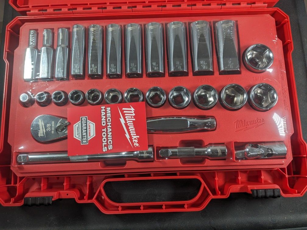 Milwaukee 1/4 in. Drive Metric Ratchet and Socket Mechanics Tool Set (28-Piece)