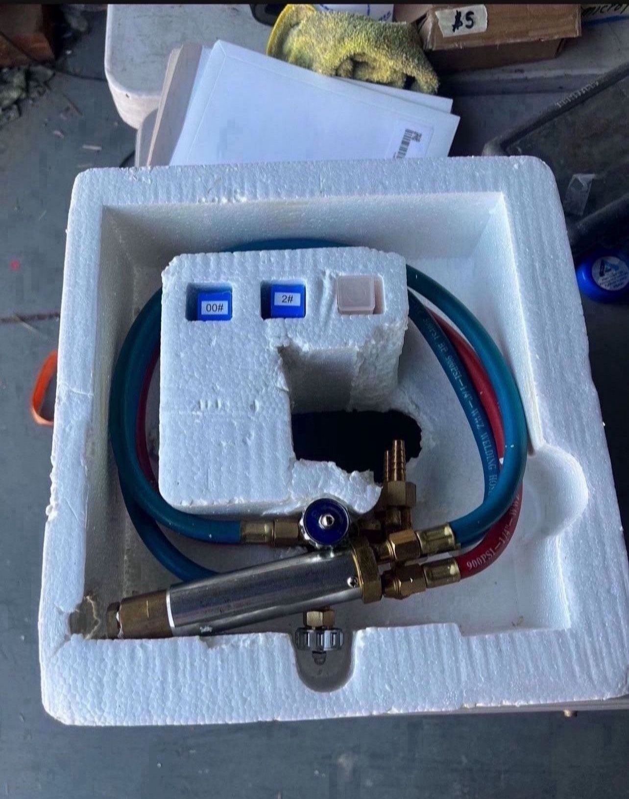 Gas pipe cutting machine