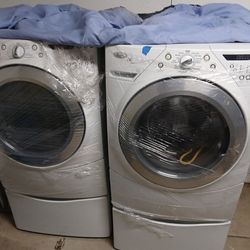 White whirlpool set duet steam washer and dryer