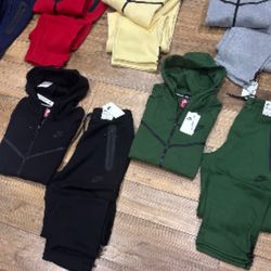 Men’s Medium Nike Techs