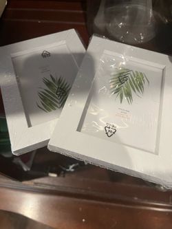 2 white picture frames