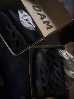 Black and gray foam Runner
