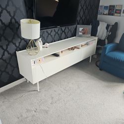 White Console Table And Lamp. 