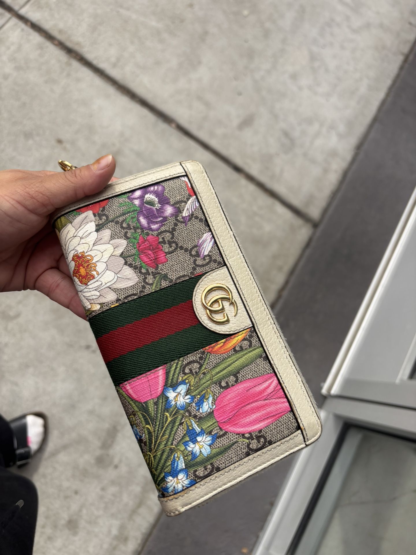 Authentic Gucci wallet For Sale