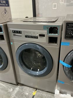 Crossover WHLFP817MC2 Commercial Front Load Washing Machine (Open-Box / Scratch & Dent)