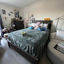 Queen Bed And Dressers 