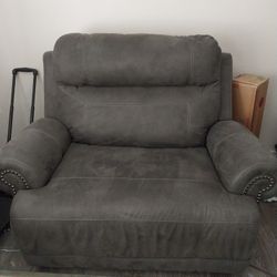 Recliner Manuel And Big Enough For Two.  Asking $160 or Obo