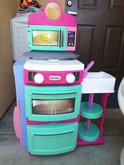 LITTLE GIRLS KITCHEN SET