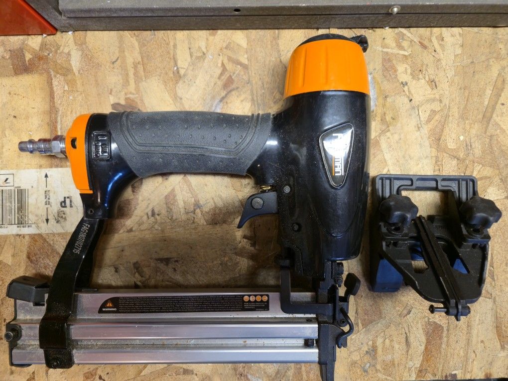Freeman PFBC940 Pneumatic 4-in-1 18-Gauge 1-5/8" Mini Flooring Nailer / Stapler