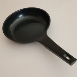 Evaco Cast Aluminum Non-Stick Omelet Pan 8" (20cm), new, no tags.  Never 
been used. Please see the photos.
Induction Ready, Easy-Clean Ceramic Coatin