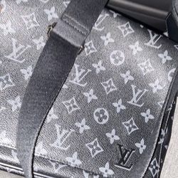 Louis Vuitton messenger Bag