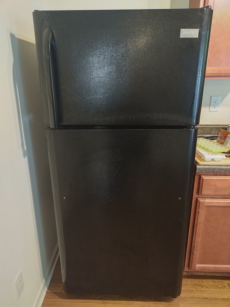 Frigidaire 18.3 cu ft top freezer refrigerator
