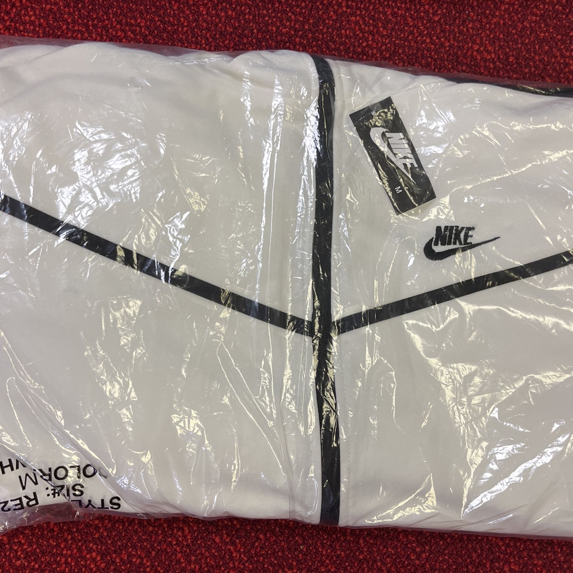 MEDIUM WHITE NIKE HOODIE AND SWEATPANTS