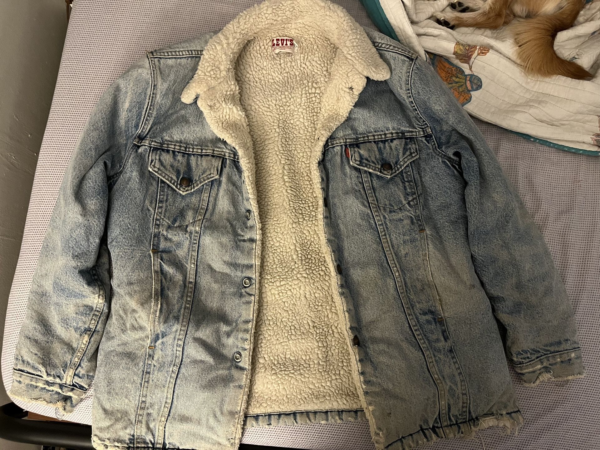Vtg Levi’s Men’s 42R Sherpa Lined Denim Trucker Jacket Distressed USA Light Wash