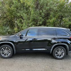 2017 TOYOTA HIGHLANDER XLE 3RD ROW* LIKE NEW *ONE OWNER* 89K MILES 4WD  89,000 MILES  ONE OWNER  CLEAN FLORIDA TITLE  PEARL BLACK ON GRAY LEATHER  LOA