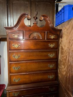 Mahogany chest of drawers