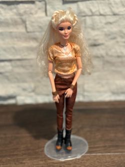 Disney ZOMBIES 2 ADDISON WELLS DOLL w/ Outfit - Call to the Wild Song    - WORKS