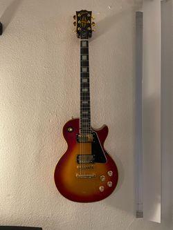 Gibson Les Paul Custom Cherry Sunburst replica.