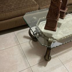 Sofa Con La Mesa Del Centro Y Dos Auxiliaries 