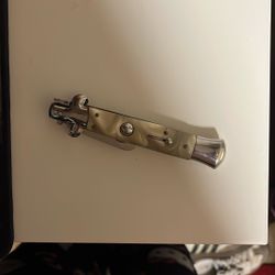 Automatic Can Opener Looks Like Switchblade 